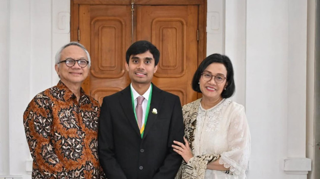 Sri Mulyani dan suami, Tonny Sumartono, hadiri wisuda anak mereka, Adwin Haryo Indrawan, yang lulus dokter spesialis FKUI. (Instagram @smindrawati)